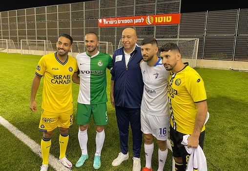 זוהיר בהלול עם שחקי הליגה, קרדיט: הבורסה לניי״ע